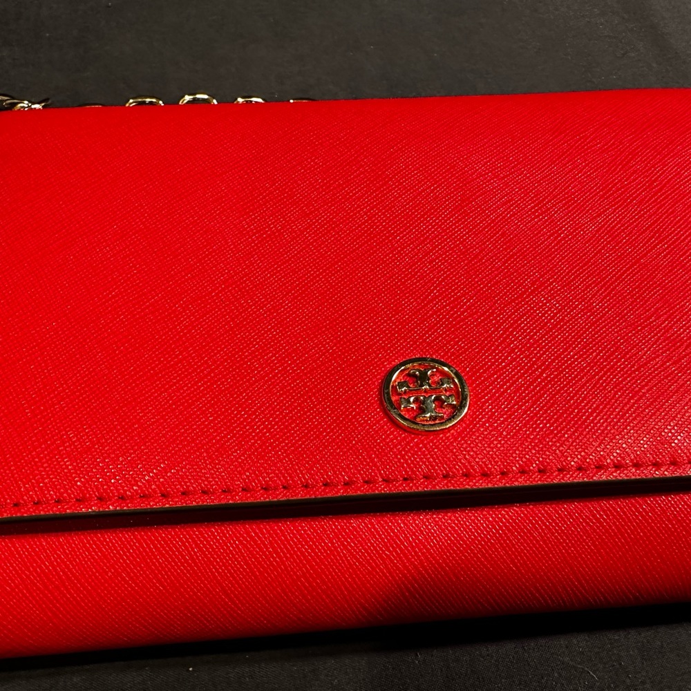 TORY BURCH RED ROBINSON PEBBLED CHAIN WALLET